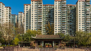 花园毗邻美孚新邨，住宅高楼与公园形成了鲜明对比。花园内成龄树的树冠浓密茂盛，在视觉上隐藏了邻近的建筑物。